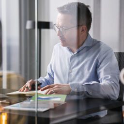 Business Strategie – Dr. Heiko Müller am Schreibtisch