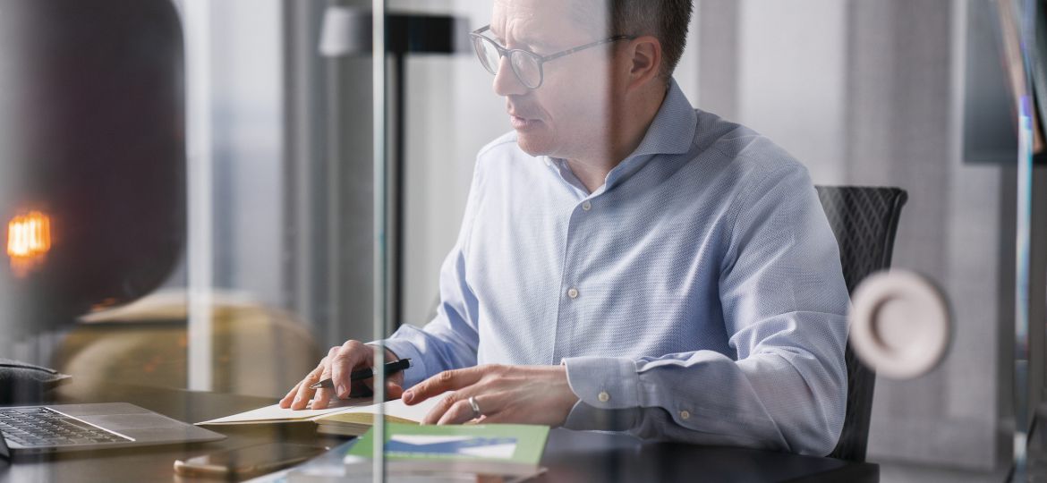 Business Strategie – Dr. Heiko Müller am Schreibtisch