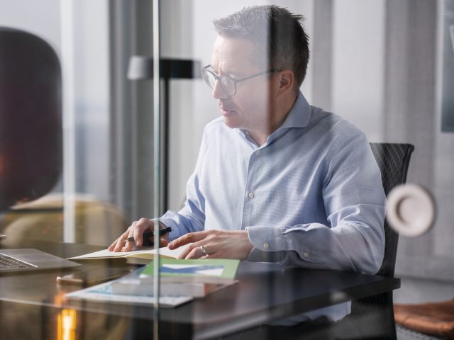 Business Strategie – Dr. Heiko Müller am Schreibtisch