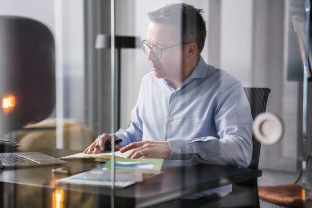 Business Strategie – Dr. Heiko Müller am Schreibtisch